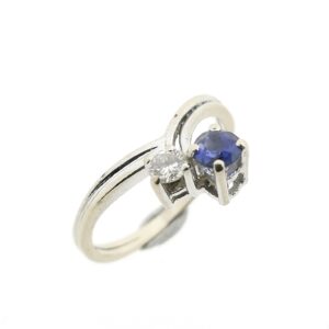 14 karaat witgouden ring met diamant en saffier